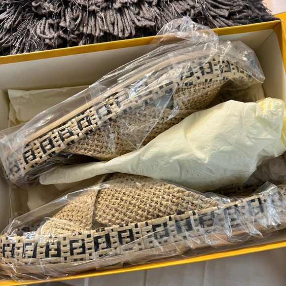 Fendi Raffia Slides. - Picture 12 of 13